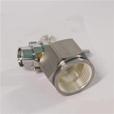 Qual a diferença entre um adaptador de tubo reto e um adaptador de tubo em cotovelo?